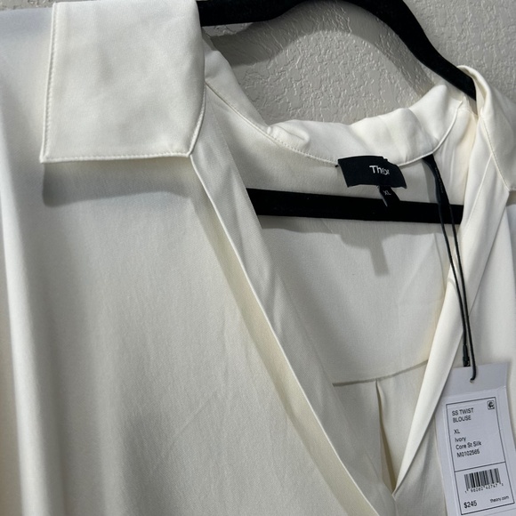 Theory NWT Twist Blouse In Stretch Silk Cream Short Sleeve Size XL M010256 - Picture 7 of 10